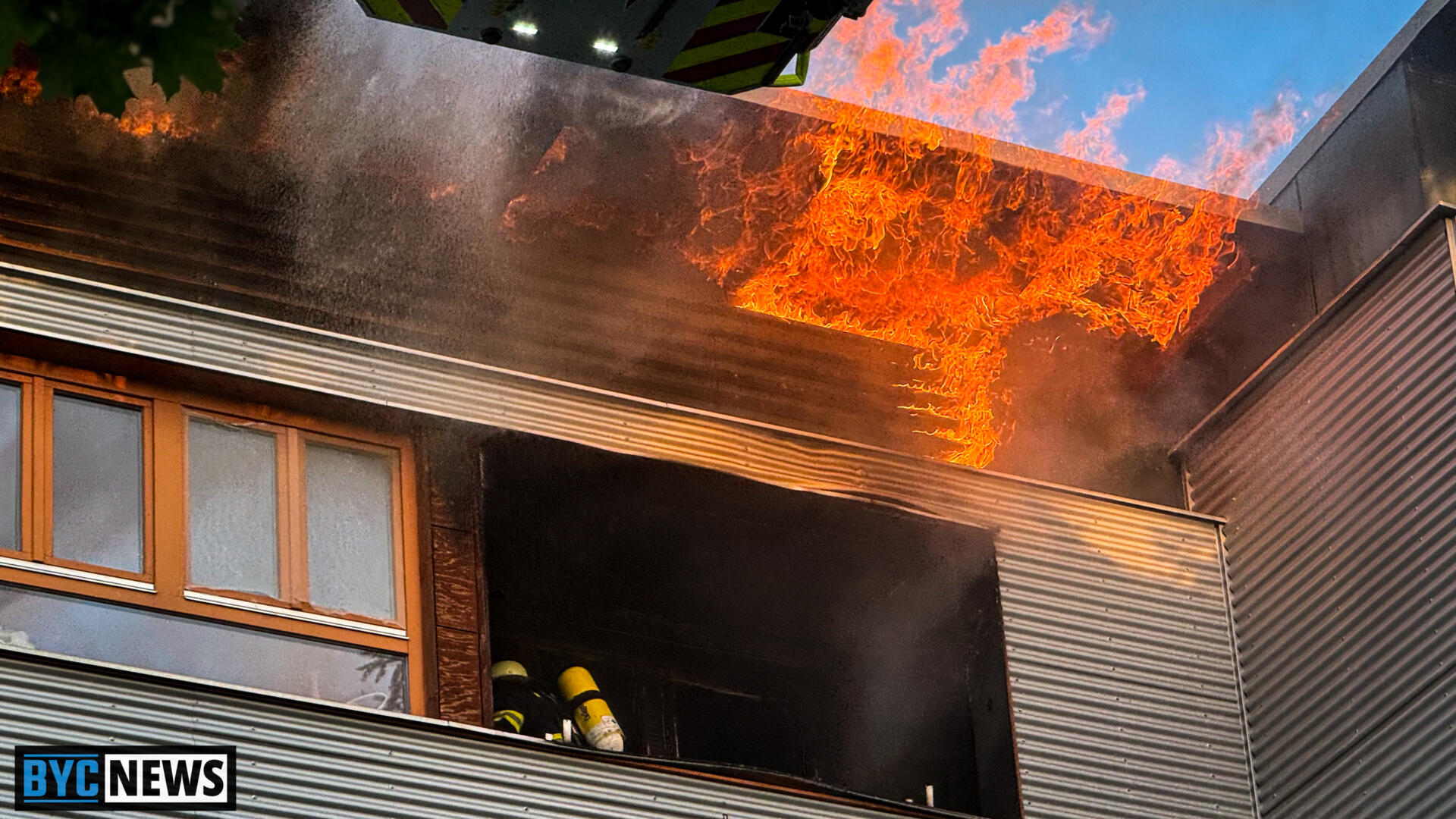 Balkonbrand in Mainz-Mombach: Feuer greift auf Dachstuhl über