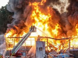 Millionenschaden nach nächtlichem Großbrand in Mühlacker-Lomersheim