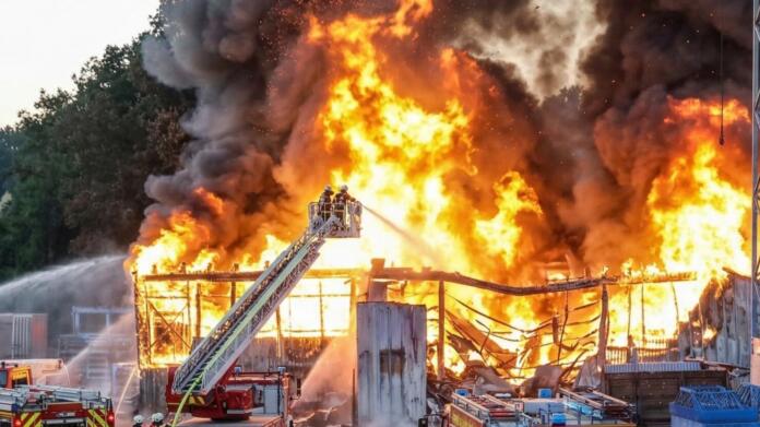 Millionenschaden nach nächtlichem Großbrand in Mühlacker-Lomersheim