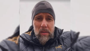 Schwarzer rauch über bad cannstatt bei stuttgart