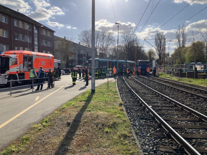 Verunfallte U-Bahn und LKW U-Bahn Unfall in Frankfurt