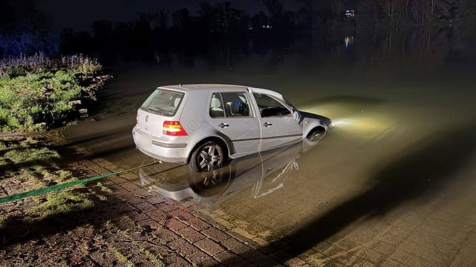 Unfall in Hochheim am Main: Betrunkener landet mit Auto im Fluss