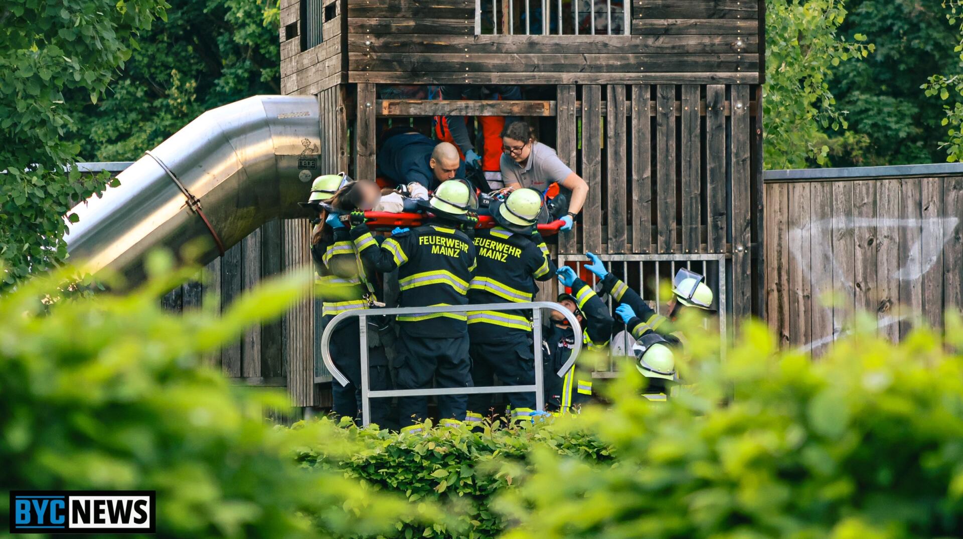Unfall in Mainz-Gonsenheim: Feuerwehr rettet Mädchen vom Kletterturm