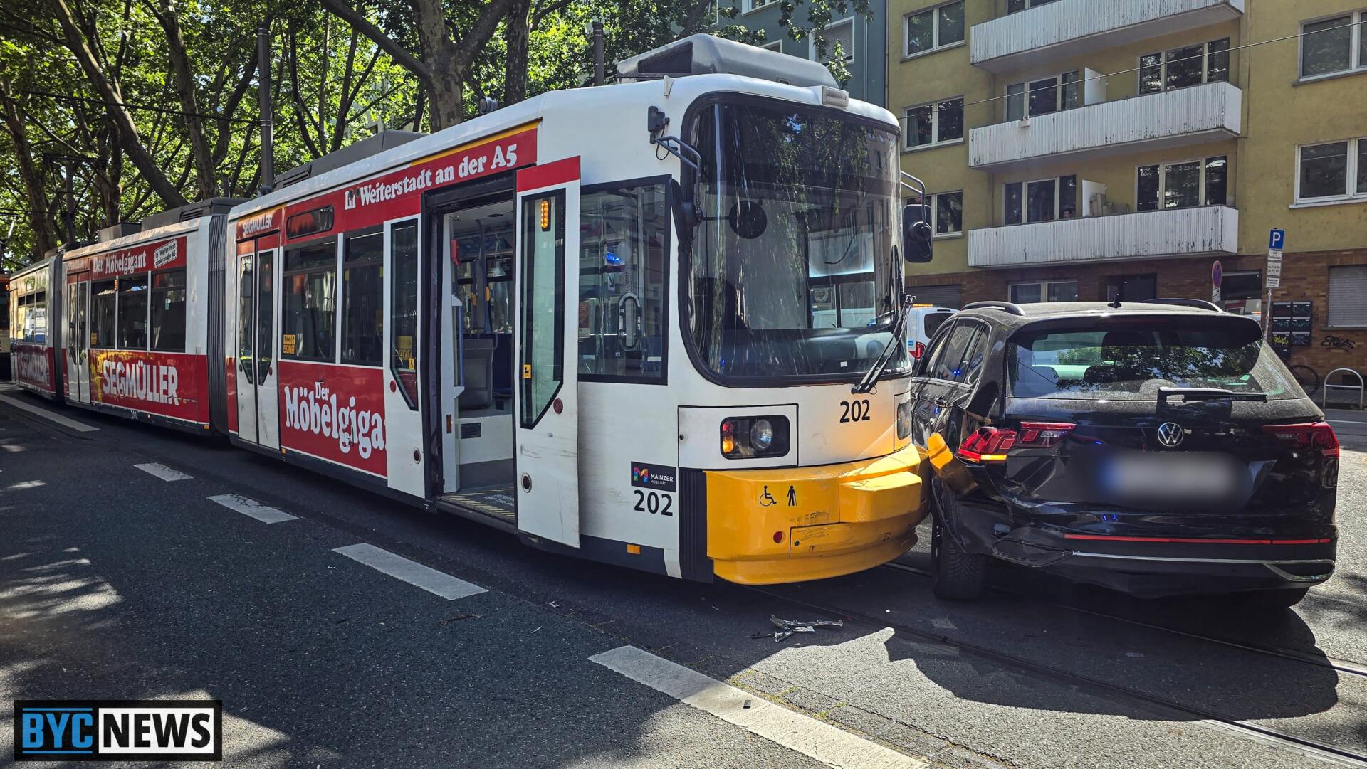 Unfall in der Mainzer Neustadt: VW kollidiert mit Straßenbahn