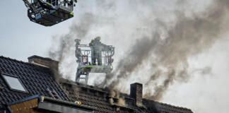 Dachstuhlbrand in Mainz-Weisenau: Flammen schlagen aus dem Dach