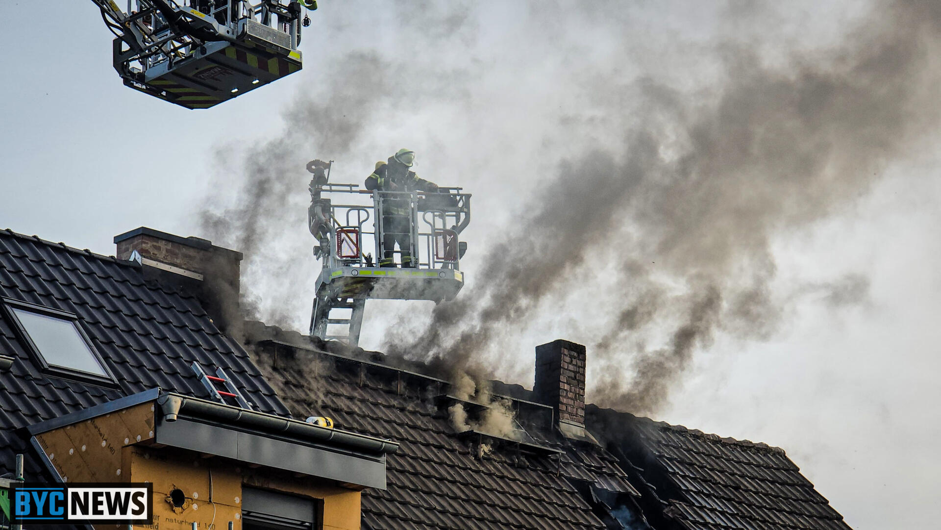 Dachstuhlbrand in Mainz-Weisenau: Flammen schlagen aus dem Dach