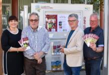 Tourismus-Schaufenster vor dem Rathaus: Nieder-Olm stellt neue Infostelen auf Rathaus Nieder-Olm (2)
