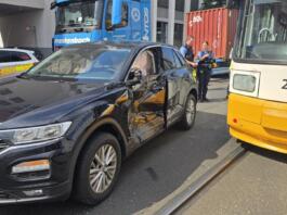 Unfall in Mainz: VW kollidiert mit Straßenbahn Unfall Binger Straße