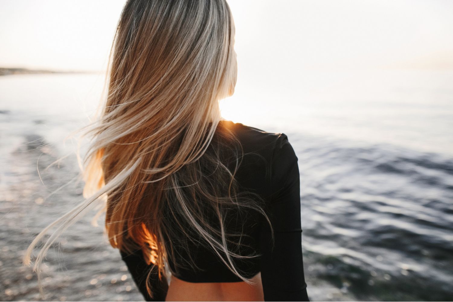 Haare aufhellen, Frau am Meer, Bild: magnific.com