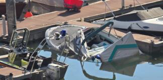 Sportboot im Zollhafen Mainz gekentert | Foto: BYC-News | Thorsten Lüttringhaus