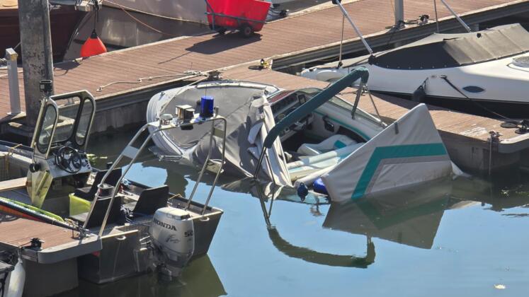 Sportboot im zollhafen mainz gekentert | foto: byc-news | thorsten l&uuml;ttringhaus