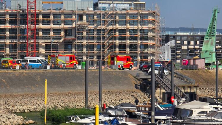 Sportboot im zollhafen mainz gekentert | foto: byc-news | thorsten l&uuml;ttringhaus