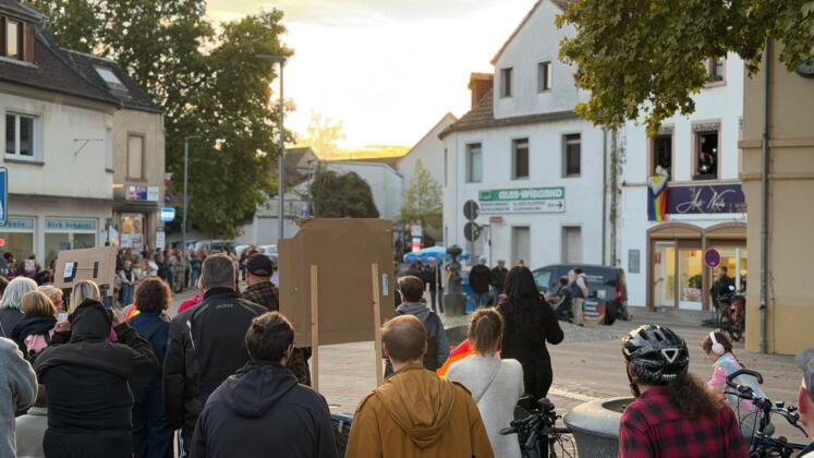 Afd-d&auml;mmerschoppen und gegendemo in mainz-mombach | foto: byc-news