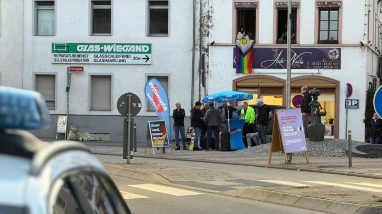 Afd-d&auml;mmerschoppen und gegendemo in mainz-mombach | foto: byc-news