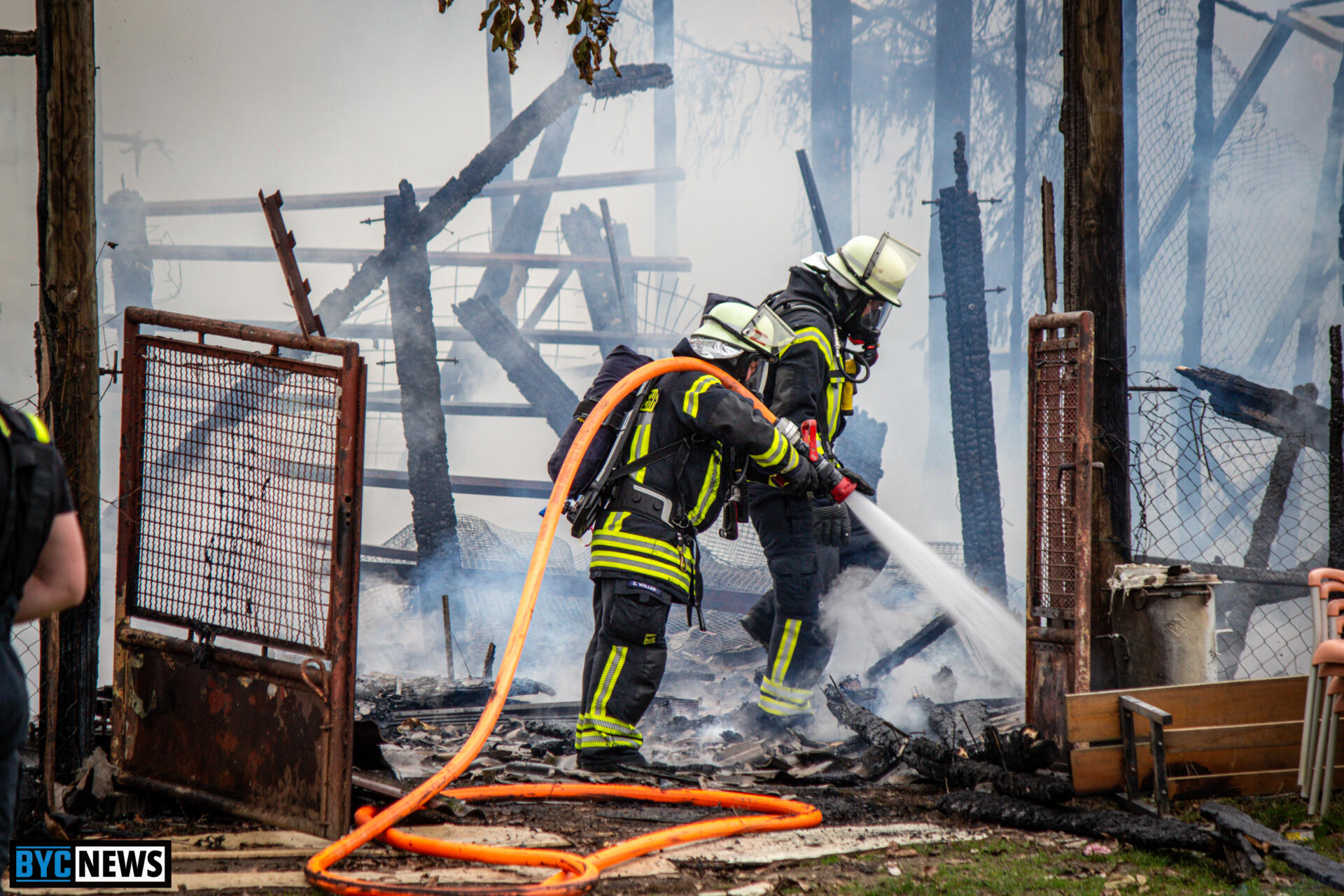 Brand in Gau-Algesheim: Gasflaschen explodieren bei Gartenhaus-Feuer
