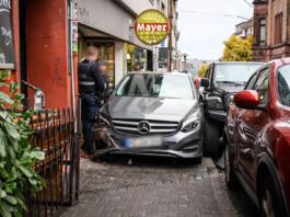 Unfall in der Gaustraße Mainz: Rentner verursacht Auspark-Crash