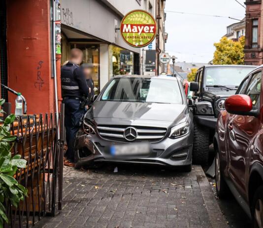 Unfall in der Gaustraße Mainz: Rentner verursacht Auspark-Crash