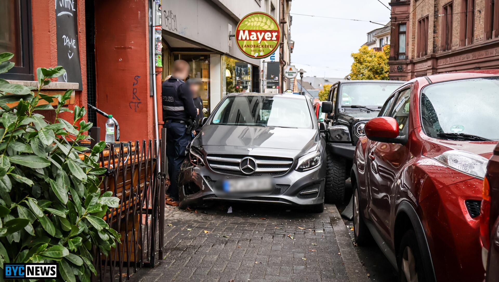 Unfall in der Gaustraße Mainz: Rentner verursacht Auspark-Crash
