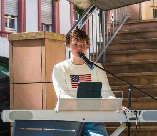 Leopold Guntrum beim Marktplatz-Konzert in Oppenheim