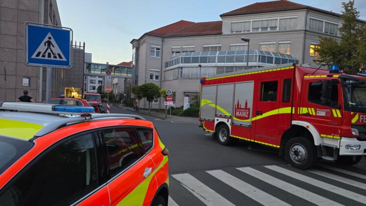 Aktuell: großeinsatz wegen stromausfall in der uniklinik mainz Einsatz in der uniklinik mainz | foto: byc-news | thorsten lüttringhaus