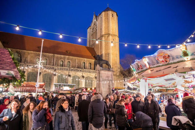 Lichterzauber auf einem besonderen weihnachtsmarkt Lichterzauber auf einem besonderen weihnachtsmarkt 1